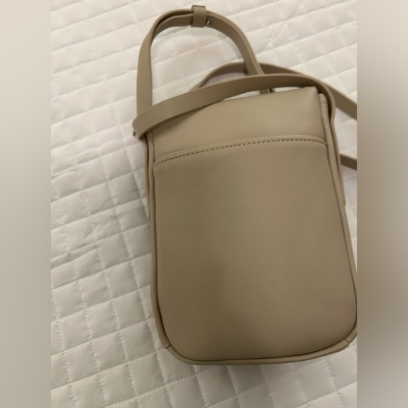 MO15 With a minimal and streamlined profile, the Metro Mini Crossbody is on-the- - Picture 2 of 4